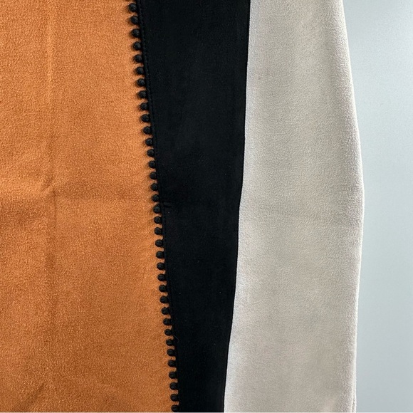 Mod On The Trend Faux Suede Colorblock Mini Skirt – Size Medium - Picture 2 of 5